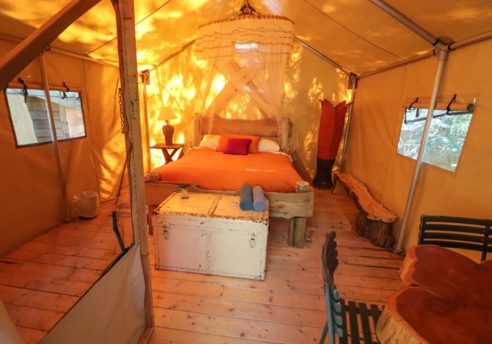 08safari_tent_interior_gallery__5bef877c83411
